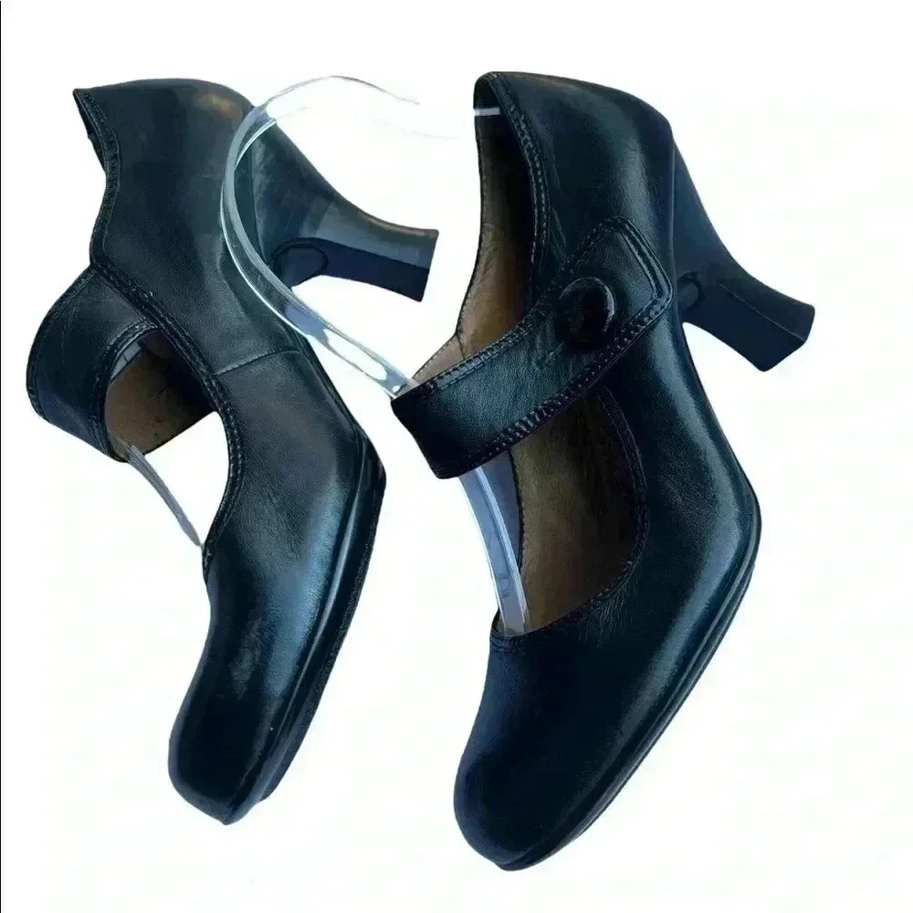 Sofft Black MARY JANES Size 7.5 Narrow!! Crease in leather at the toe Left shoe.